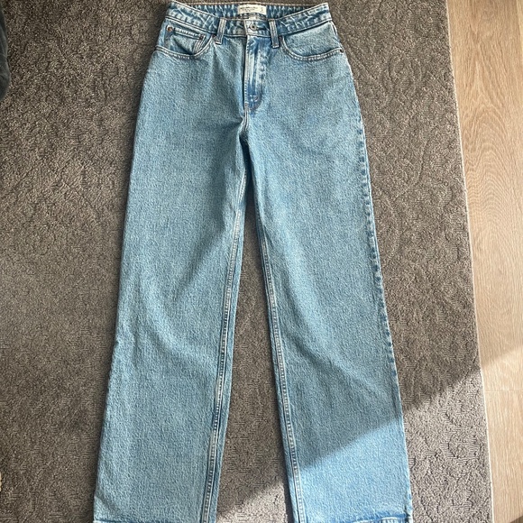 Abercrombie Curve Love High Rise 90s Relaxed Jean - Picture 4 of 9